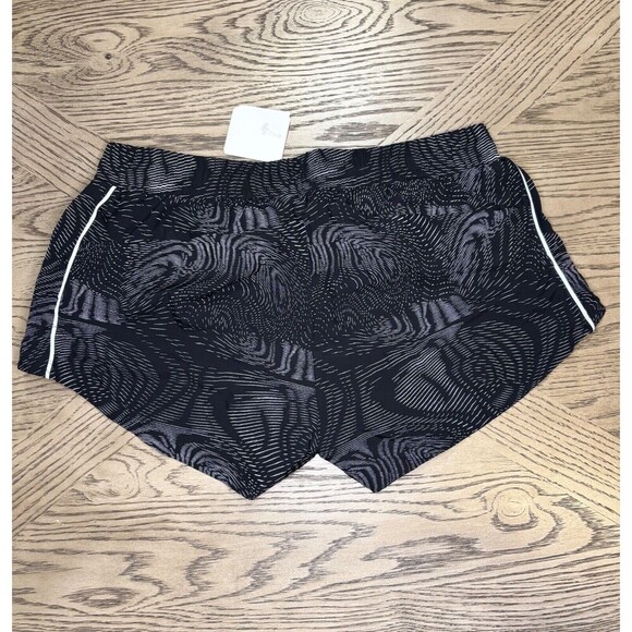 NWT Fabletics Women's Black Full Speed Mid-Rise Shorts Reflective Pockets XL - Picture 6 of 10